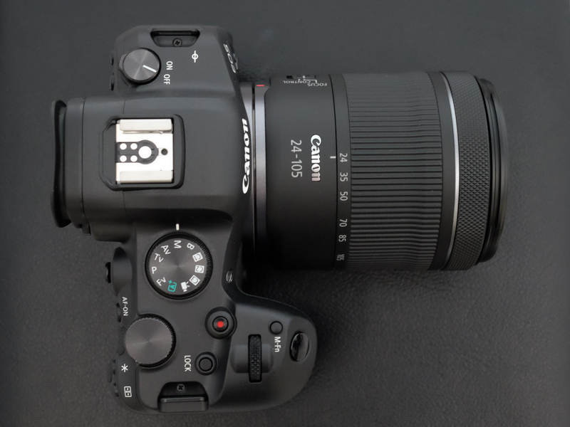 キットレンズ「RF24-105mm F4-7.1 IS STM」を装着した状態