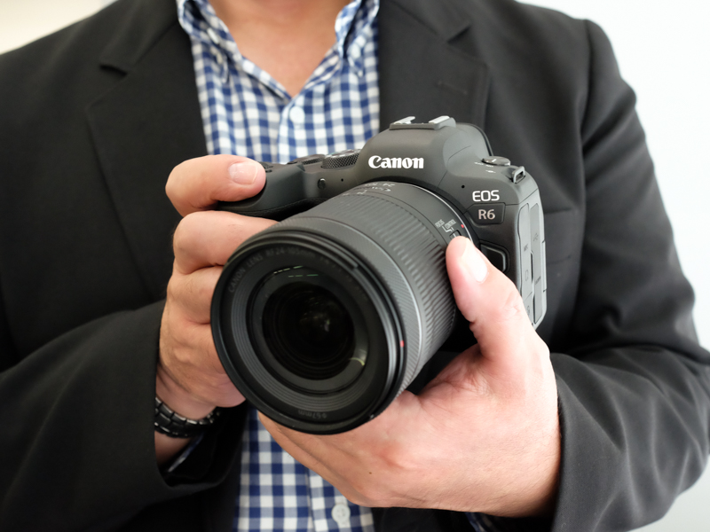 RF24-105mm F4-7.1 IS STMを装着して手に持ったところ