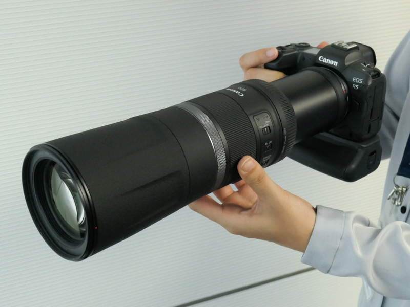 RF800mm F11 IS STMの使用イメージ。沈胴式のため、撮影時は写真のようにレンズ後部を伸ばした状態にする。