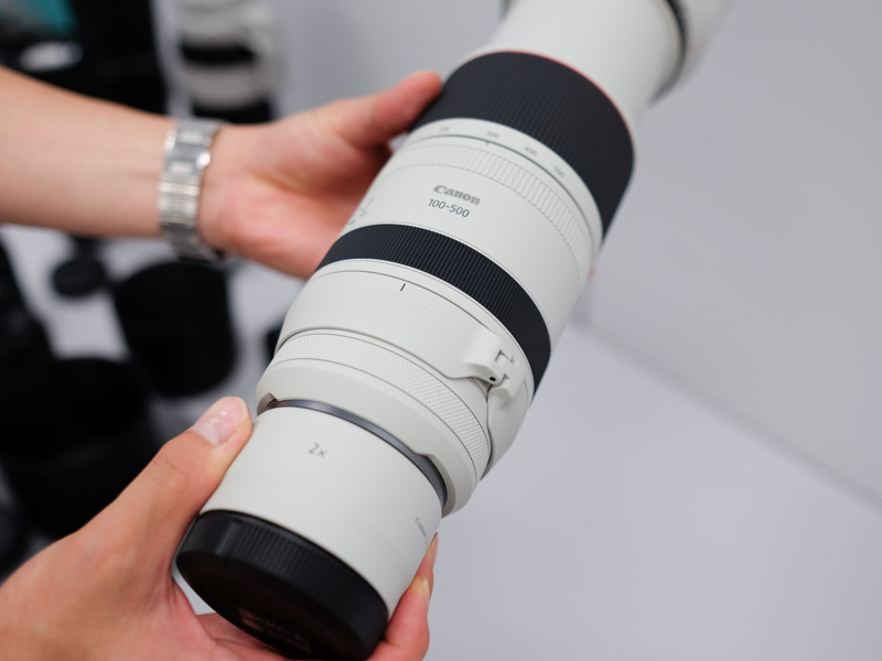 EXTENDER RF2×と組み合わせた状態。この場合でも300mmからとなる