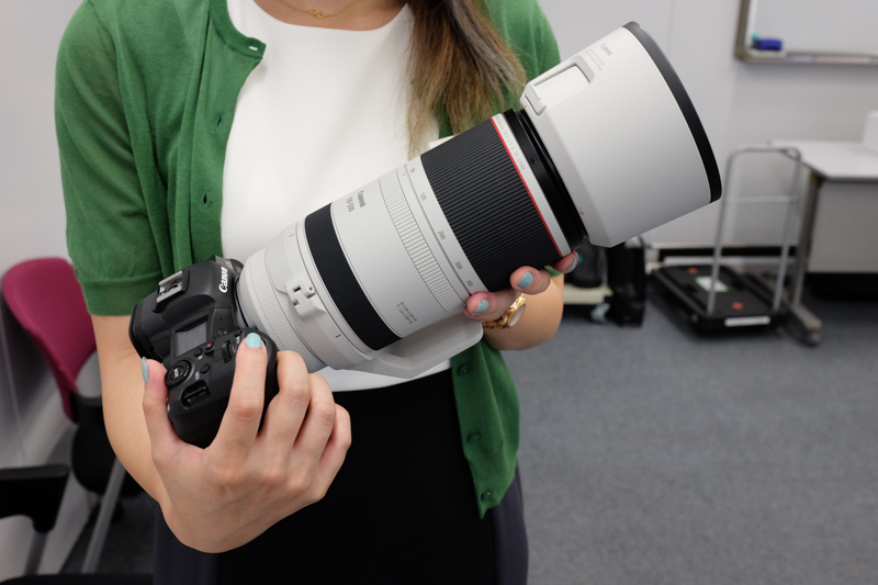 詳細が発表されたRF100-500mm F4.5-7.1 L IS USM。装着しているボディはEOS R5