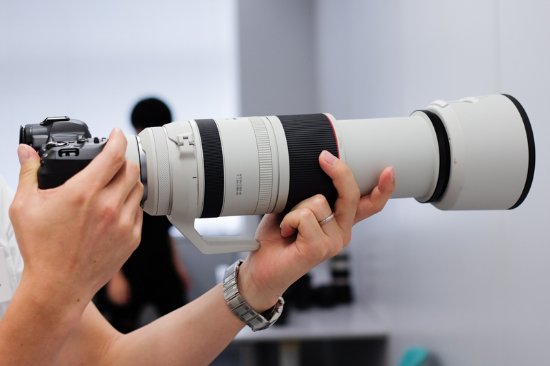 EXTENDER RF2×を装着した状態。組み合わせているカメラはEOS R5