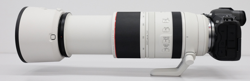 500mm側。組み合わせているカメラはEOS R5で変わらず。ズーミングでも三脚座を軸にして重量バランスを保っている