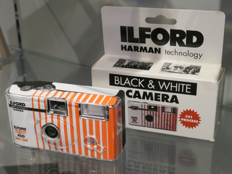 イルフォードのC-41現像モノクロフィルム「XP2」が入った使い切りカメラ。いきなりモノクロフィルムではハードルが高いと感じる人には、通常のカラーネガのように写真店で現像を依頼できる本製品も勧めるという。