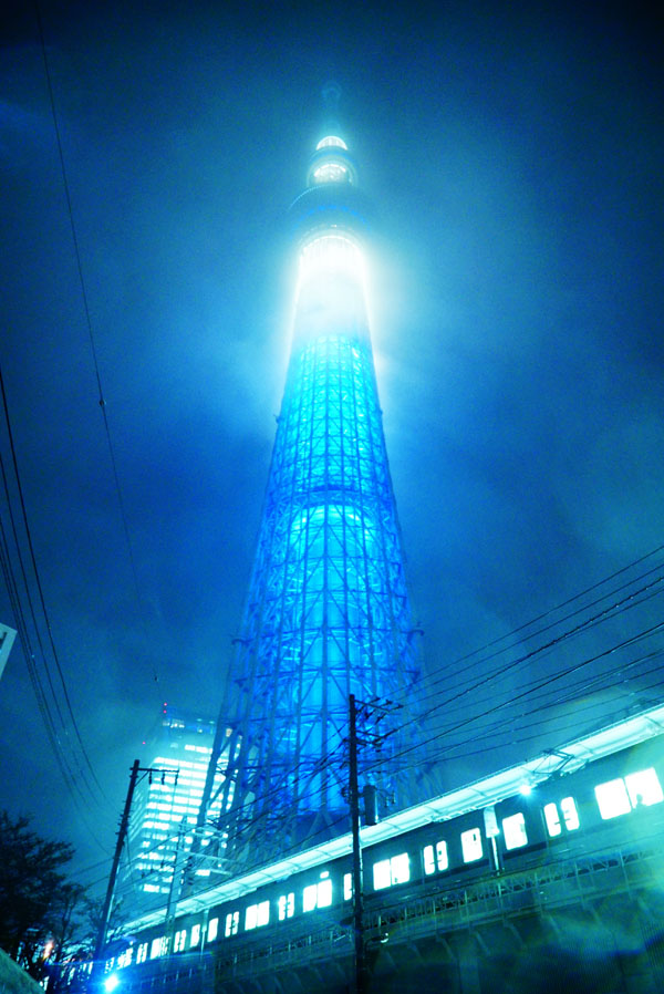 ソニーα7S　Vario-Tessar T* FE 24-70mm F4 ZA OSS（24mm）　絞り優先オート（F4、1/30秒）　ISO 6400　WB:電球