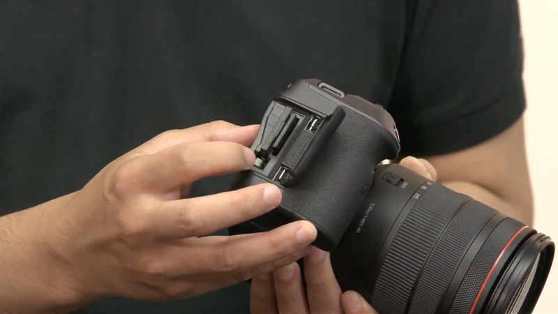 EOS R5のスロット部