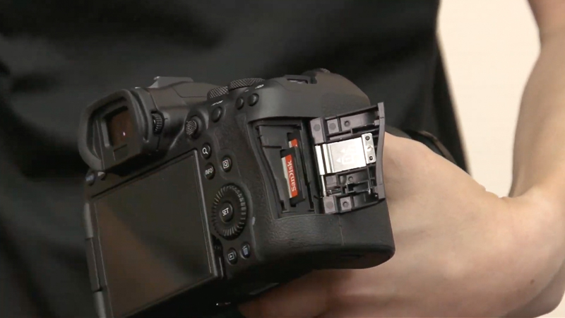 EOS R5と異なり、SDカードのデュアルスロット。