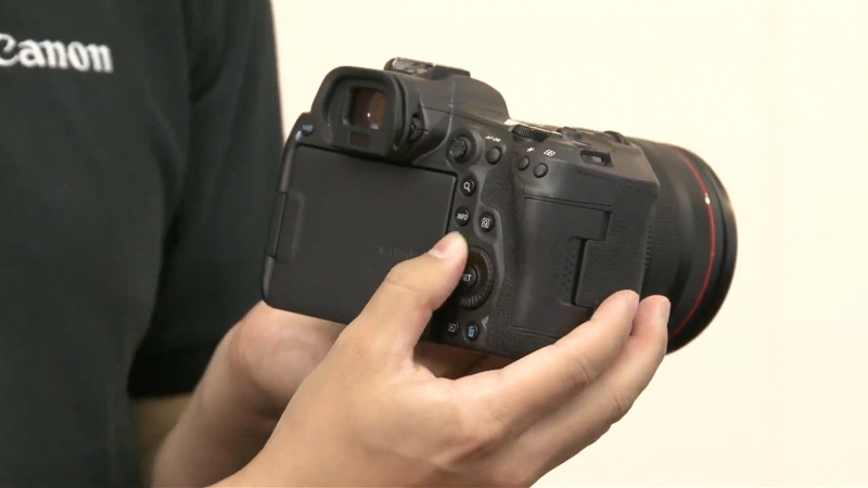 EOSらしいサブ電子ダイヤルを装備