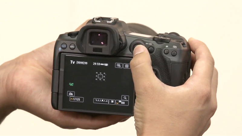 上級機らしい操作性を実現するマルチコントローラー。