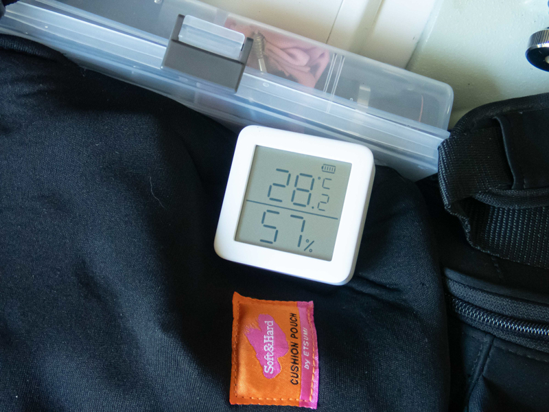 スイッチボット デジタル 温湿度計。いくつかのプラスチック製防水ケースに入れています。現在の温湿度をスマホで表示できるので、防水ケースを開ける必要がありません。また、3カ月分の履歴も取得できるので、管理に便利です