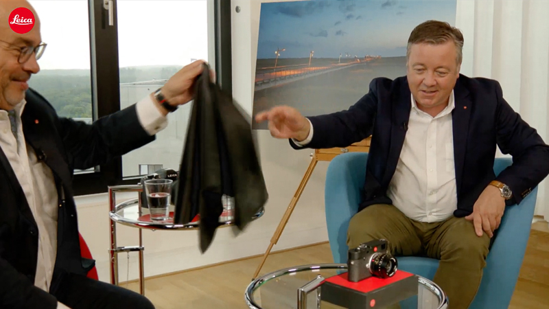 配信動画より（以下同）。左からアンドレアス・カウフマン氏、ステファン・ダニエル氏。ライカM10-Rをアンベール。