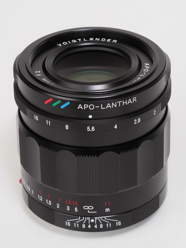 フォーカスリングのローレットはコシナが得意とするデザイン。ソニーαにも合うけれど、モダンなタイプも見てみたい。