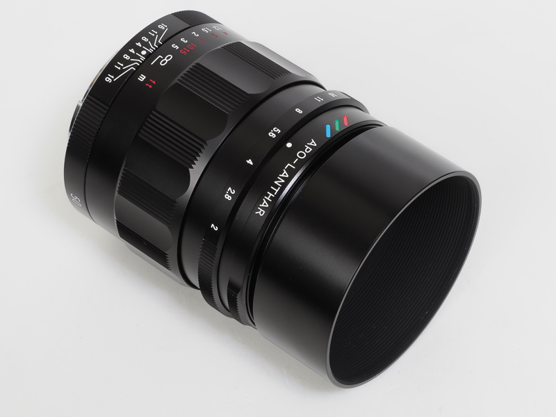 フードは付属。もう少しだけ色気があってもよかったかなあとは思うけど、実用的ですね。