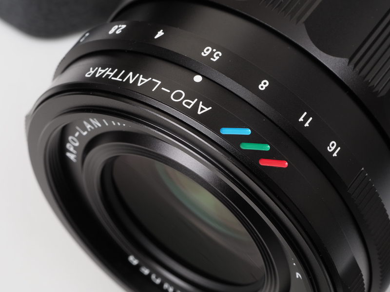 アポランターのシンボルであるRGBマーク。派手さはなくアクセント程度と控えめでいいけど、色収差補正はお任せくださいという静かな意気込みを感じるわけですよ。