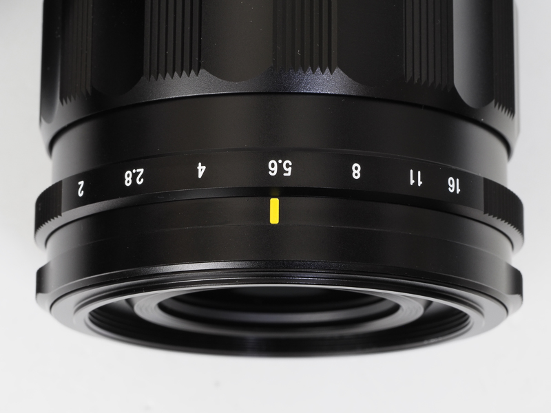 絞りリングをボディ側に引いて一回転させると、動画用のクリックレス絞りになる。デザインに溺れない、情緒に溺れない、実用派のあなたのためにもいいかも。
