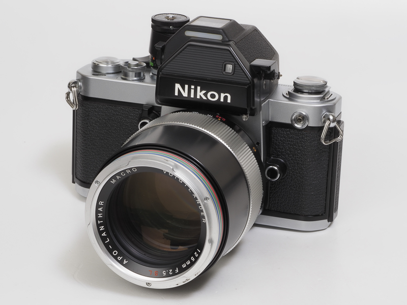 2001〜2007年まで販売されたMACRO APO-LANTHAR 125mm F2.5 SL。カニのハサミ付き。RGBの3本ラインが効いています。ニコンF2フォトミックSに装着。単体で等倍撮影可能な優れもの。9群11枚構成、うち異常低分散ガラス2枚。線の細い写りをします。高画素ニコンと組み合わせても感激できそう。当時から中望遠マクロレンズ好きな人にはオススメしてきたレンズです。