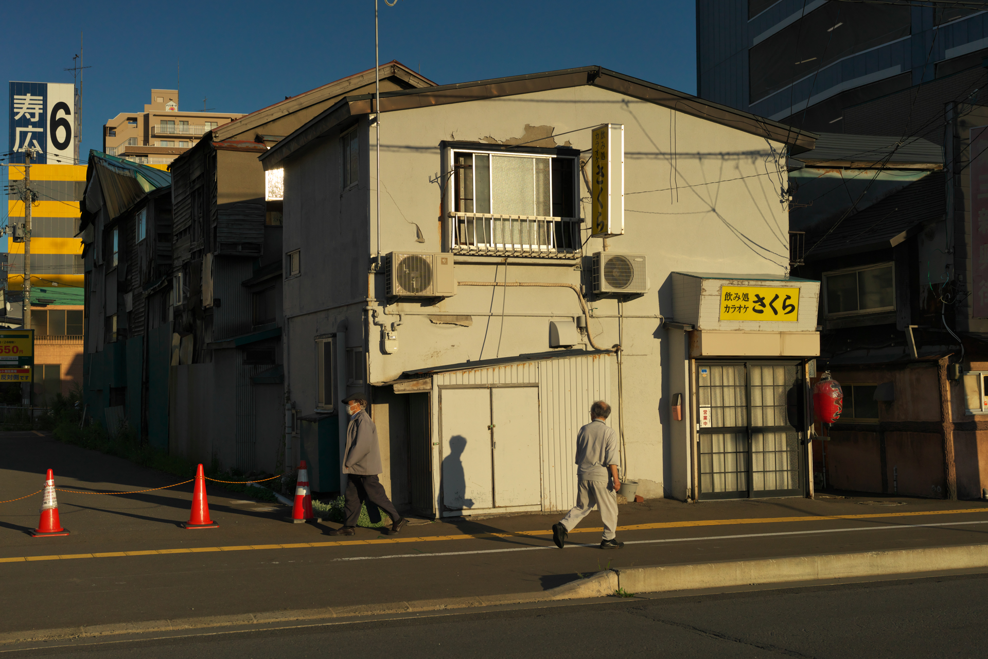 遠い目線でみたスナップショット。「撮影距離は遠いのに強い」というスナップは撮れないかと研究をしている。高画素機と高性能レンズの組み合わせは最強じゃないかと。<br>α7R IV　APO-LANTHAR 50mm F2 Aspherical E-mount（F5.6・1/8,000秒）ISO 400