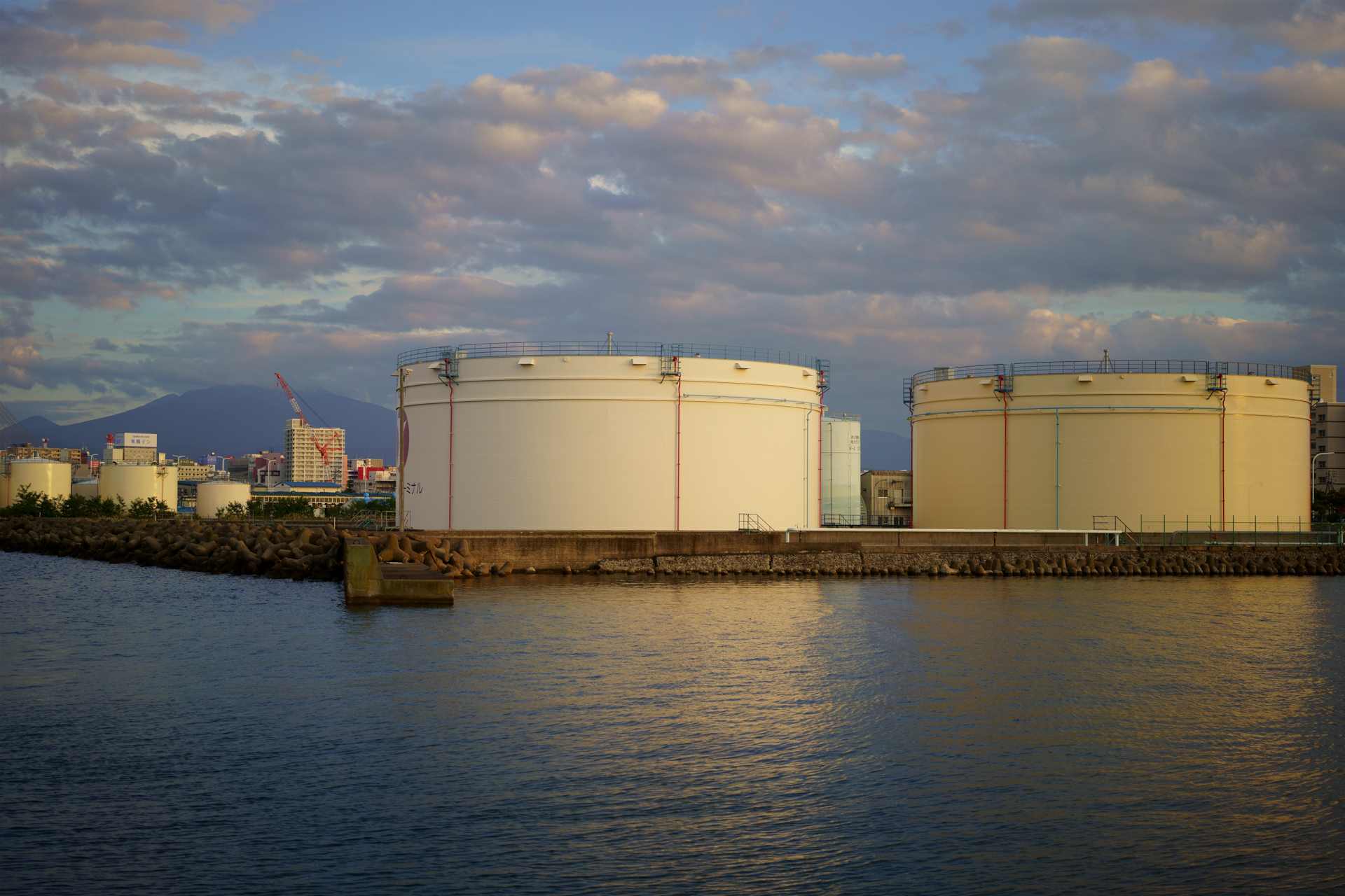 夕暮れのコンビナート。距離はインフなんだけど、緻密なレンズこそ無限遠近くの描写は侮れないので、フォーカシングを確認して撮影。<br>α7R IV　APO-LANTHAR 50mm F2 Aspherical E-mount（F2・1/2,000秒）ISO 100