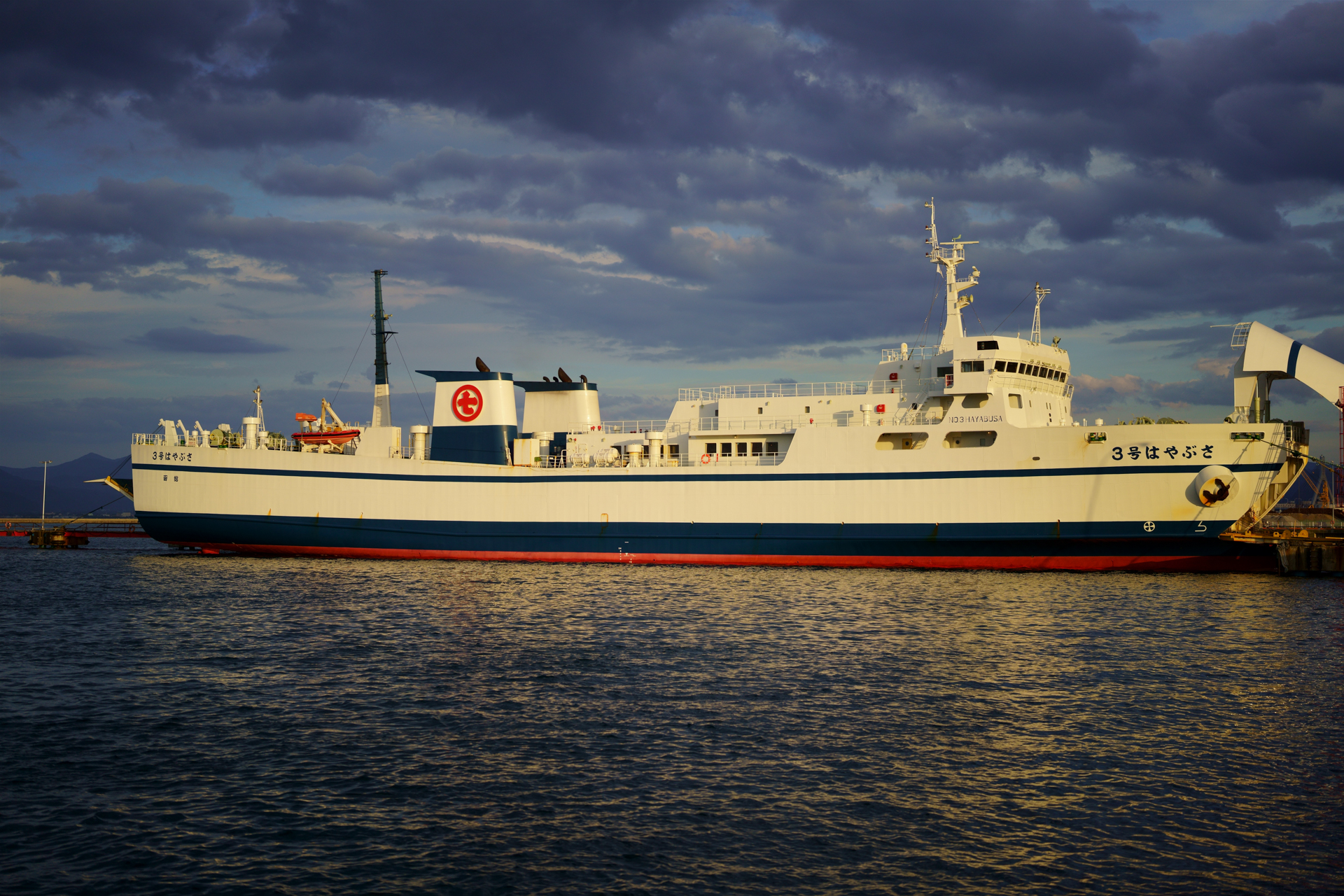 風景を開放絞りで撮る奴がいるか！ と昔のカメラ雑誌や撮影指南書には書いてあったけど、それは昔の話だよなあと感じさせる切れ込み。<br>α7R IV　APO-LANTHAR 50mm F2 Aspherical E-mount（F2・1/4,000秒）ISO 100