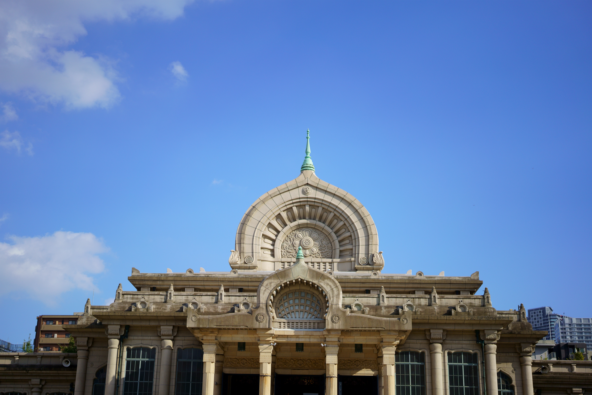 画面全体を少し落ち着かせてやろうとか、そういう意味で絞り込むという意味はなさそう。絞りは光量調整と被写界深度のコントロールのみに使うものである。<br>α7R IV　APO-LANTHAR 50mm F2 Aspherical E-mount（F2・1/8,000秒）ISO 100