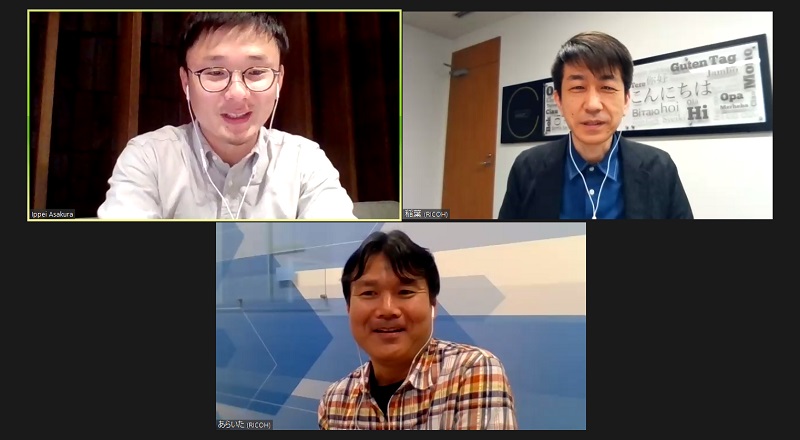 左上：リコーイメージング株式会社 マーケティングコミュニケーション部 朝倉一平氏（司会）、右上：株式会社リコー 総合デザインセンター 稲葉利弥氏、下段：株式会社リコー カメラ事業部 商品企画部 荒井孝氏