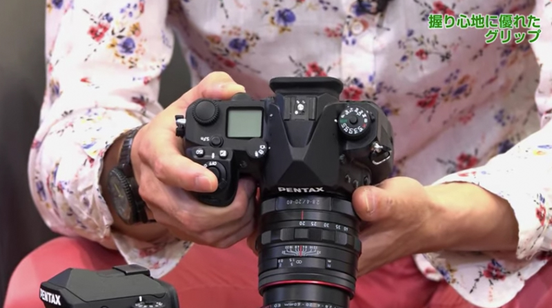 新型機の天面側には大型のステータスモニターが搭載されている