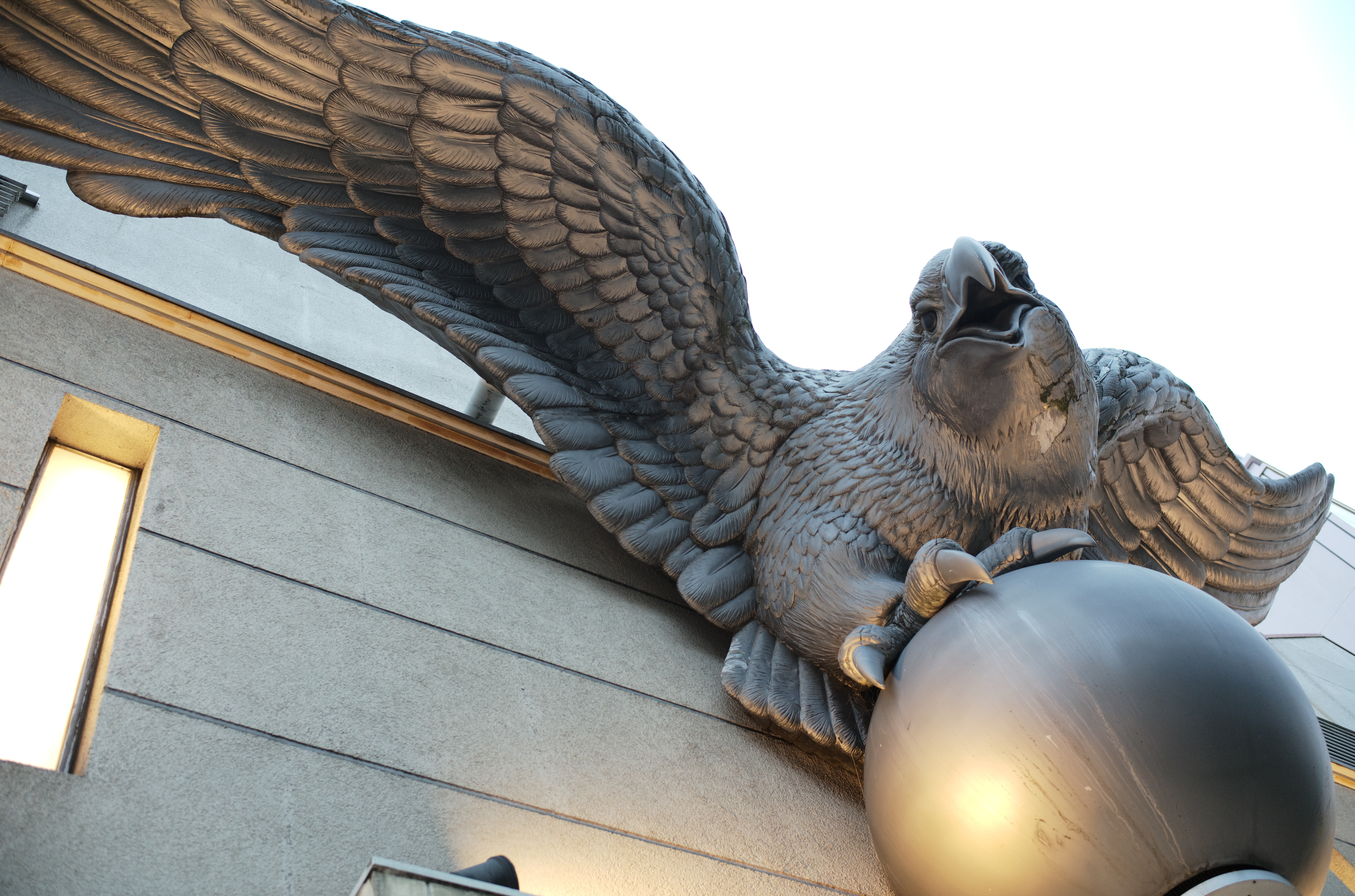 これはJPEG撮りっぱなし。ハイライト部に接する輪郭に多少の偽色が出ているが、RAWなら現像時に簡単に消せる程度。<br>ライカM10-R / ズミルックスM F1.4/35mm ASPH. / F2.8 / 1/125秒 / ISO800 / WBオート