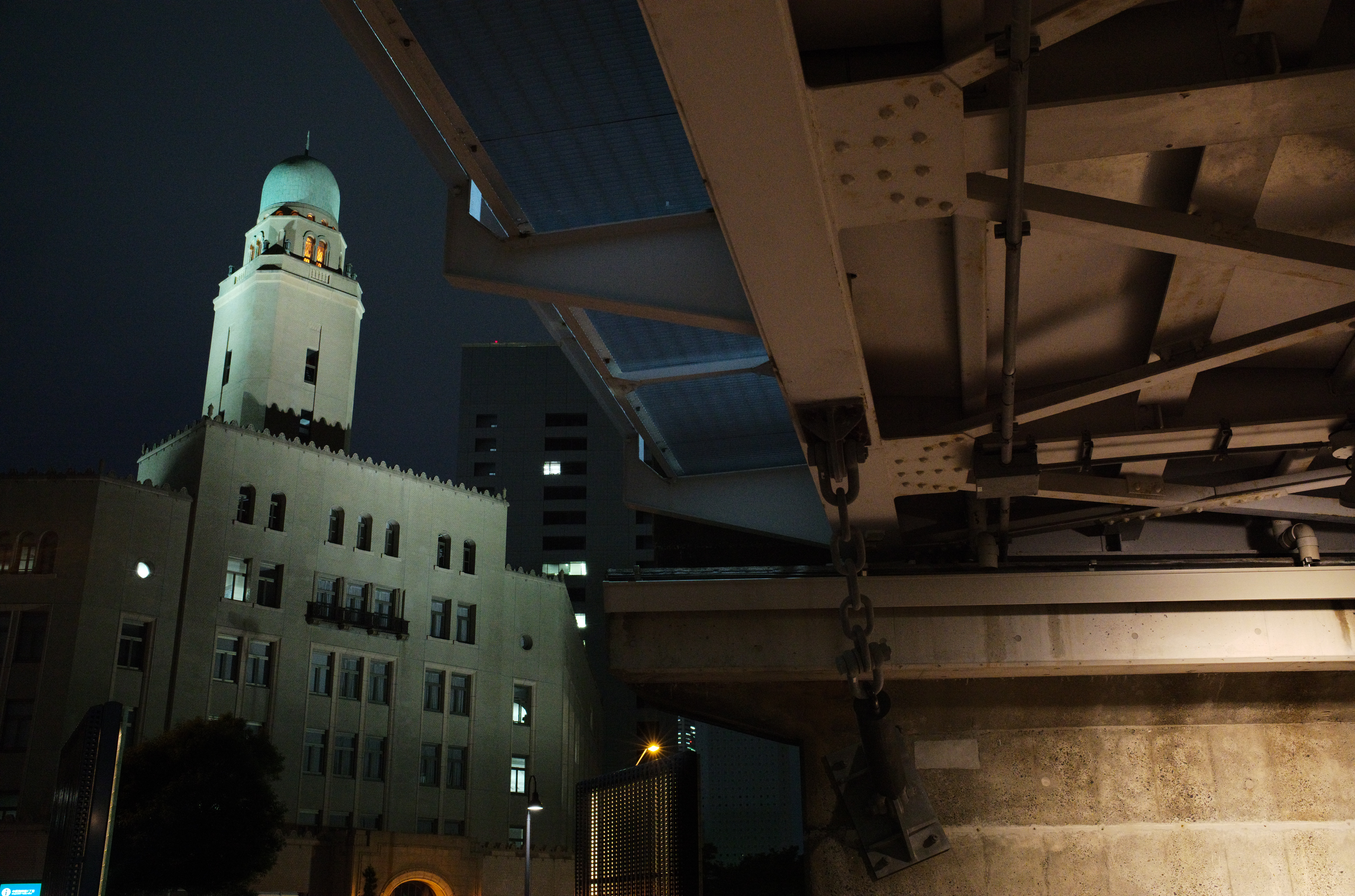 ISO6400のJPEG撮って出し。ノイズ量は決して少なくはないが、それゆえディテール喪失も少なく、ちゃんとエッジの残った高感度描写だ。<br>ライカM10-R / ズミルックスM F1.4/35mm ASPH. / F8 / 1/15秒 / ISO6400 / WBオート