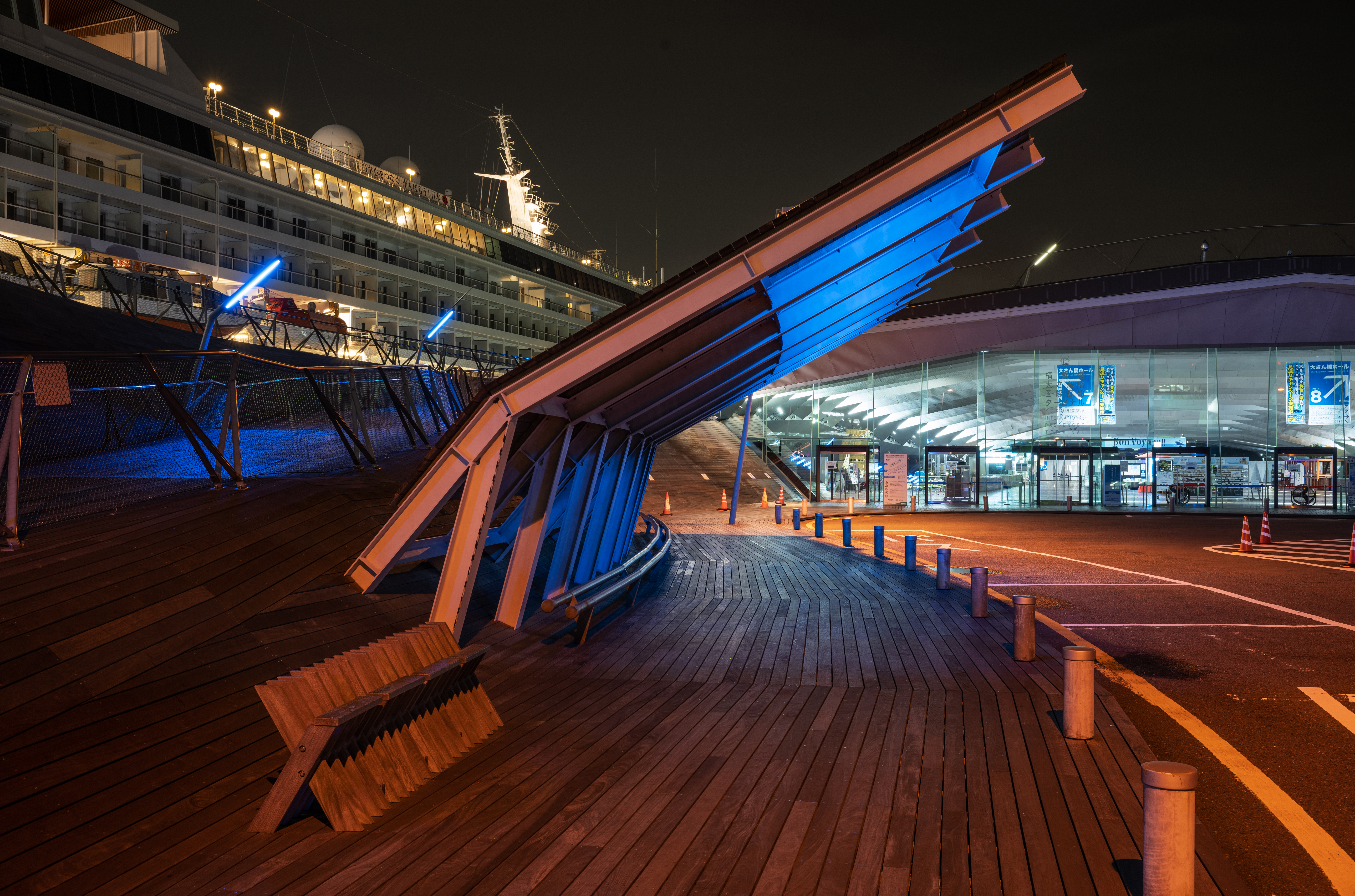 輝度差が大きい夜景のため、RAW現像時にシャドー部を少し起こしたが、ノイズの浮きもなく、ちゃんとディテールが出てくれる。シャドー側のダイナミックレンジも満足できる。<br>ライカM10-R / ズミルックスM F1.4/35mm ASPH. / F8 / 6秒 / ISO100 / WBオート