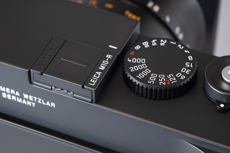 外観はライカM10とほぼ同一。唯一の違いはアクセサリーシューに記された機種名だ。発売は7月24日、価格は税込115万5,000円。