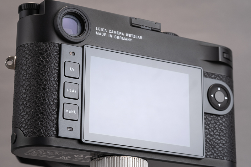 ライカM10で一新された操作系を継承。それまでのライカM（Typ240）の操作系に比べてボタン数が減ってシンプル化されたが、使い勝手は向上している。