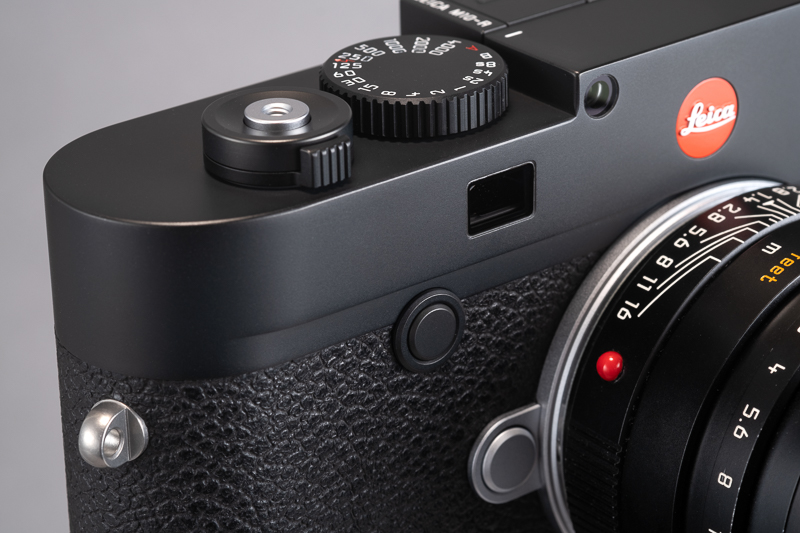 アルミ削り出しによる各種操作部材の高品位な仕上げはさすがライカ。シャッターダイヤルのローレット形状も美しい。ボディ塗装はブラッククローム。メインボディはマグネシウムだが、上下カバーは真鍮製だ。