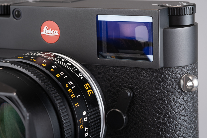 外観はライカM10-PではなくライカM10と同じなので、赤丸バッジが付く一方で、上面の筆記体ロゴは省略されている。ファインダー倍率は0.73倍。距離計の有効基線長は50.6mmだ。