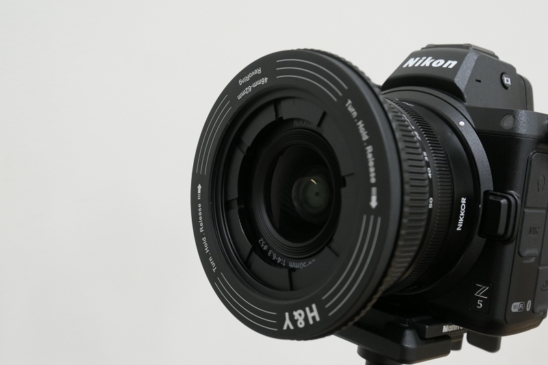 フィルターネジに取り付けた。ここからREVORINGを全体を時計回りに少し回すと、より確実に固定される。