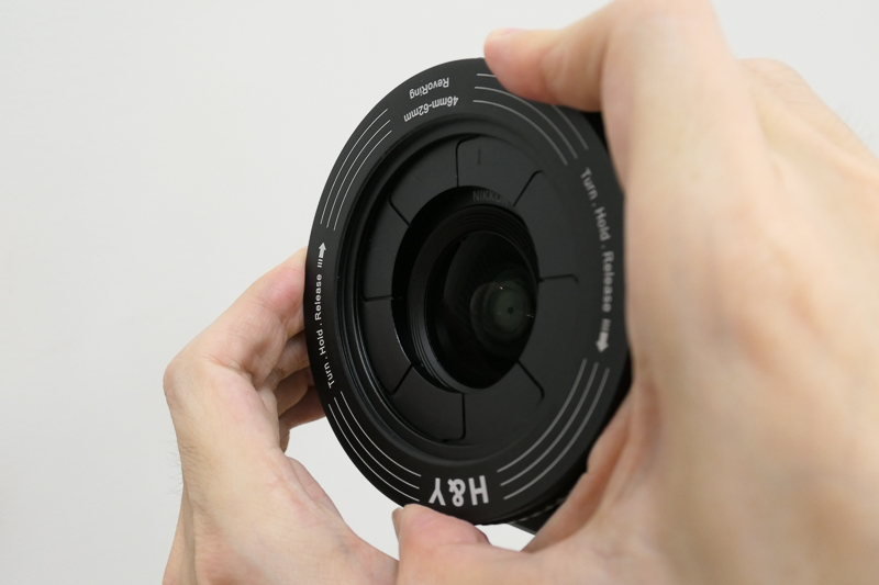 取り外し時は逆の動作となる。左手でREVORINGを支えたまま、右手で開閉リングを回し、開口部を小さくする。