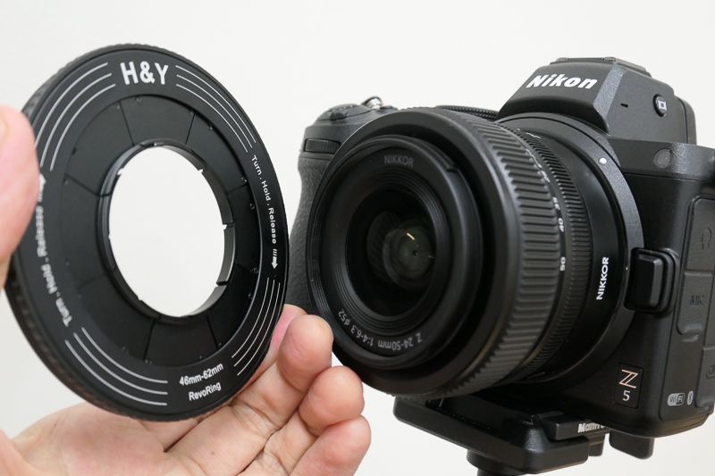 ねじ込み式フィルターのように回転させることなく、そのまま手前に外せる。