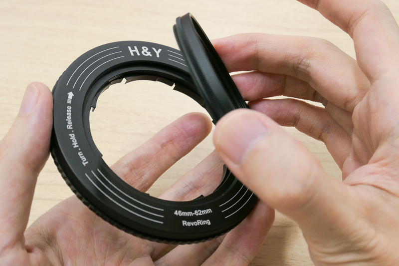 一般的なレンズフィルターをREVORINGに取り付けるところ。