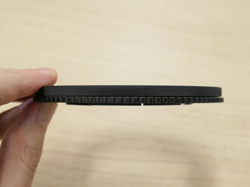 側面。ケラレについては、16〜17mm程度のほとんどのレンズで影響がないとのこと。