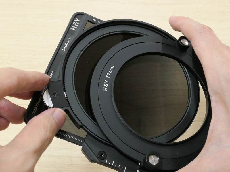 背面にCPLフィルター機構を差し込むスロットがある。これも機械加工ならではの精度感が心地よい。