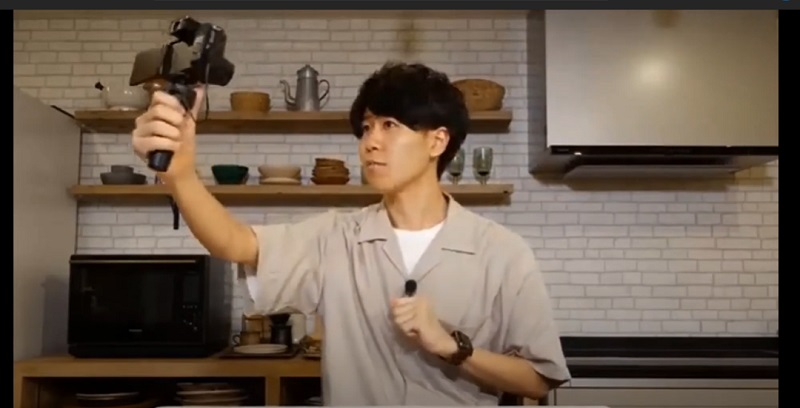 手持ちで撮影している様子