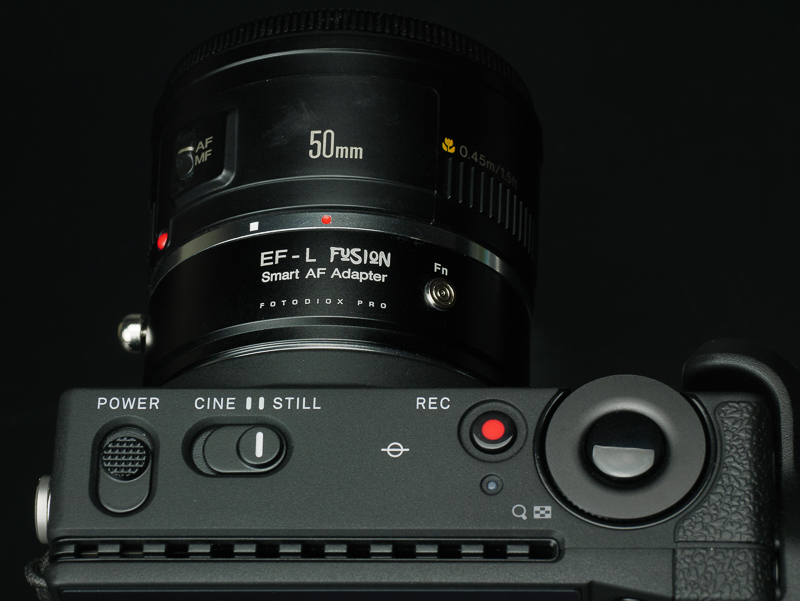 SIGMA fpに装着。赤と白の指標でEFレンズとEF-Sレンズが装着できる。仕方ないかもしれないが、SIGMA fpと合わせると「FUSION」のロゴがちょっとバランス悪い。黒く塗りつぶしていいかもしれない。