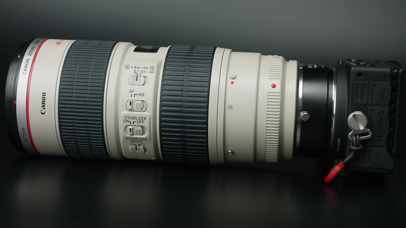 EF70-200mm F2.8L IS II USMはさすがに重量級。アダプターの耐荷重を考えても三脚座は必須だろう。