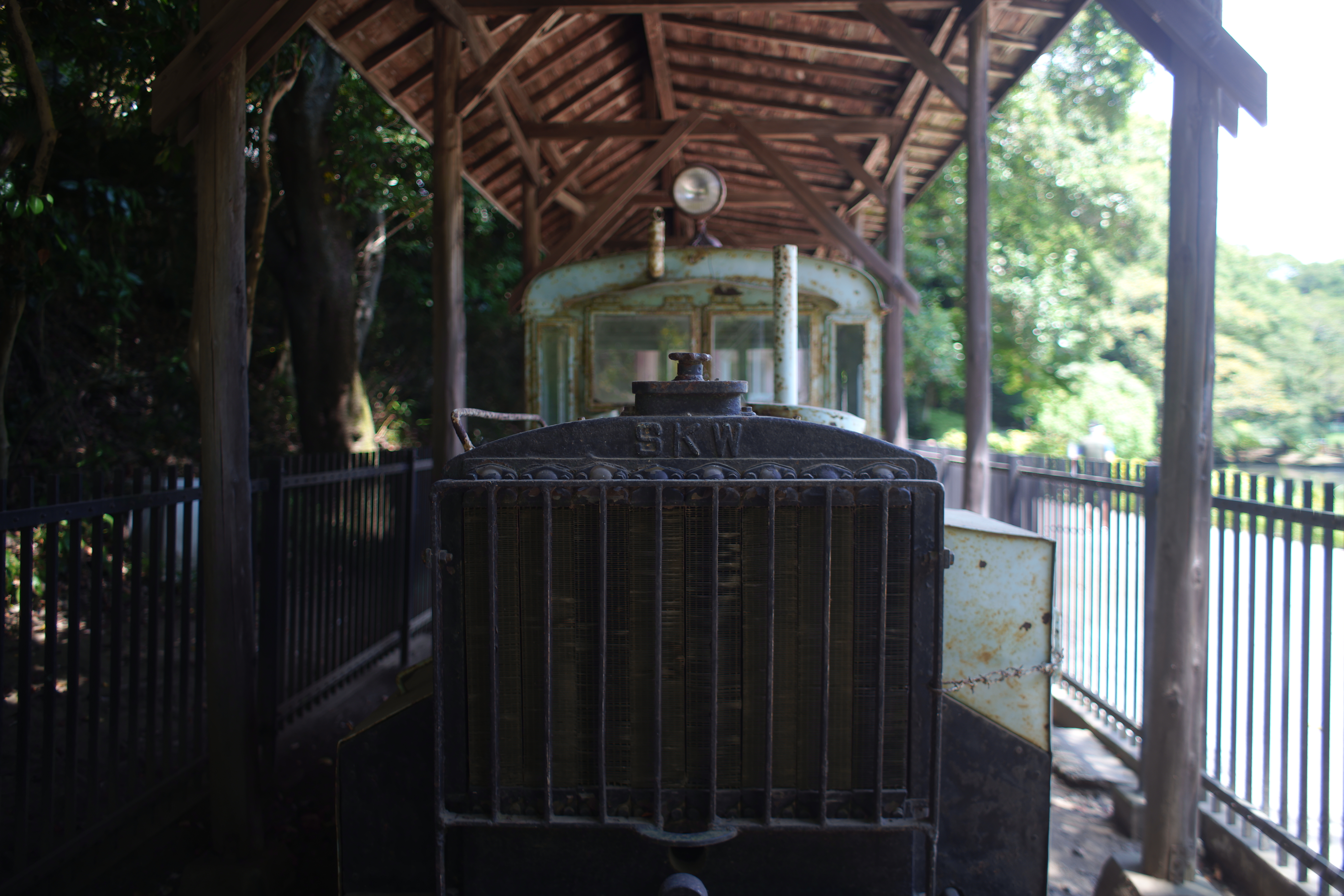 EF28mm F1.8 USMは、販売終了した先代モデル。広角単焦点として使い勝手がよく、SIGMA fpにも適したコンパクトさも嬉しいところ（以下、左側の写真がSIGMA fpでの撮影）。