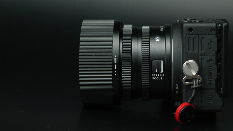 キットレンズのSIGMA 45mm F2.8 DG DN | Contemporaryを装着したSIGMA fp。