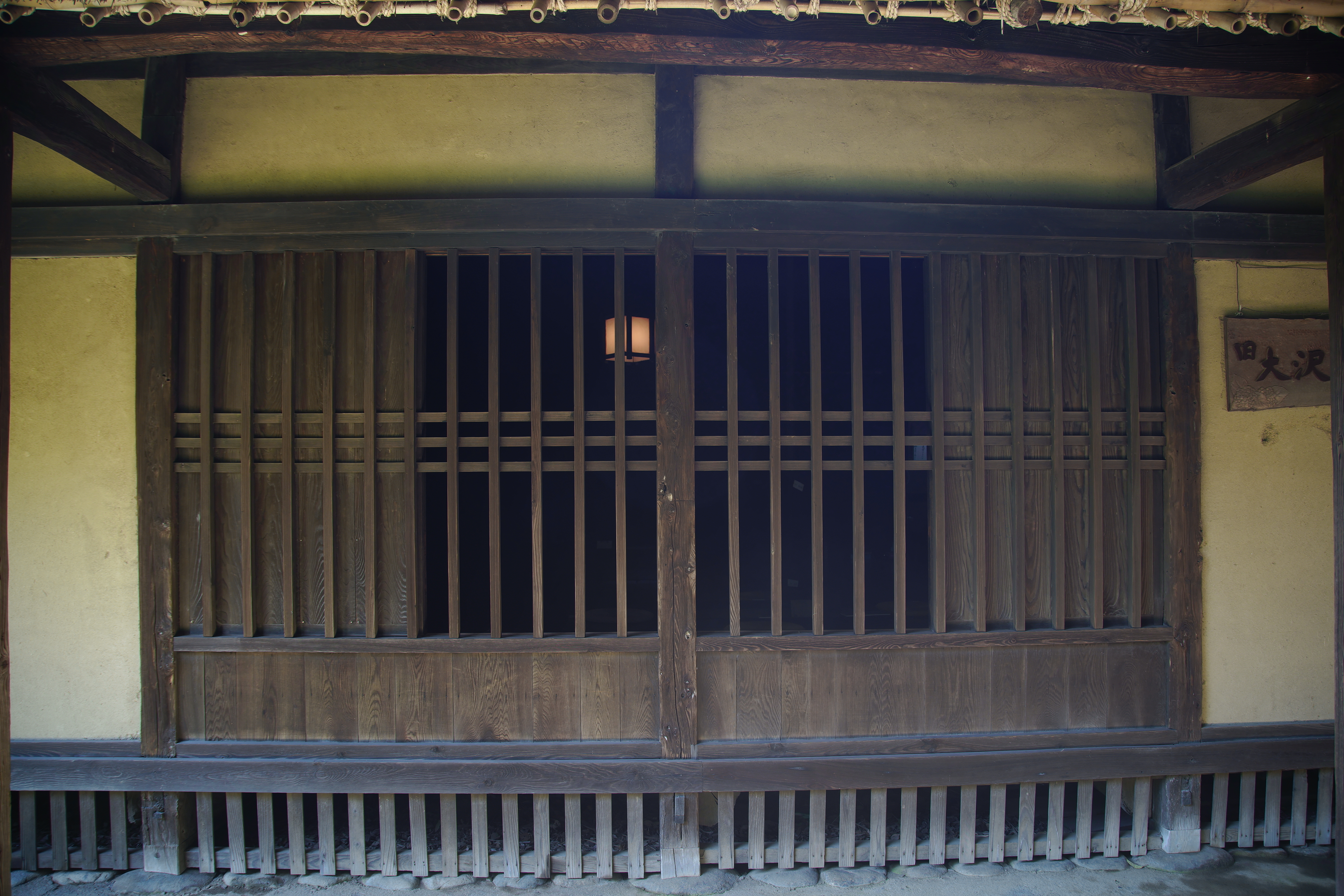 同じくEF24-105mm F4L IS USMの広角端。SIGMA fpではEOSのようにレンズ補正が効かないため、歪みは強めに出る。木目の描写はSIGMA fpの方が精緻だ。