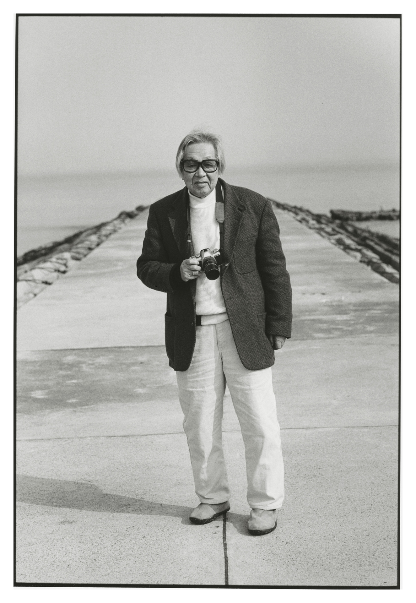 発売されたばかりのPENTAX MZ-Mで撮影している植田正治さん。1997年。MZ-MはMZ-5をベースにこれをMF化したもの。輸出仕様カメラを国内で販売したわけだ。植田さん、カメラも大好きなんですが、とくにペンタックス好きは有名でした。