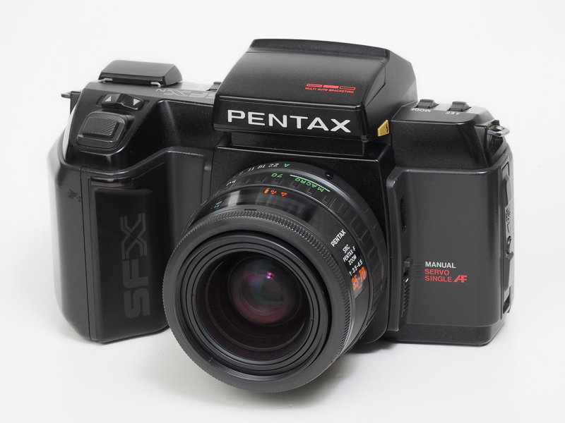 PENTAX SFXN。1984年発売。ペンタックスAF一眼レフの黎明期の機種。なんかデザインがすごくね？ この時代のAF一眼レフでAFモードがサーボとシングルとに切り替えられるのは多くなかったけど、本機はちゃんとしています。意外と頑丈で今でも使用に耐える。