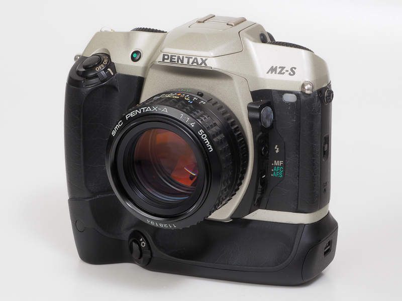 個人的にはかなりお気に入りだったんだけど、メディアなどでは叩かれていた印象のあるPENTAX MZ-S（2001年発売）。すげーかわいそう。天才アラーキーの愛機ですよ。カメラ上部のコックピット的なダイヤルとかレバーの配置はいいけど、作動音がもう少しエラそうでも良かったかなあ。ペンタックス初の35mmフルサイズデジタル一眼レフのベース機になる予定でした。