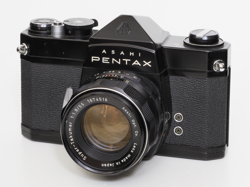 PENTAX SLは、SPからTTLメーターを省略しちゃいました的な普及機。SPから遅れること4年後の1968年発売。メーターが壊れる心配がないから今ではそこそこに人気あります。専用の外部メーターの用意があるんですが、今でもちょっと欲しい。