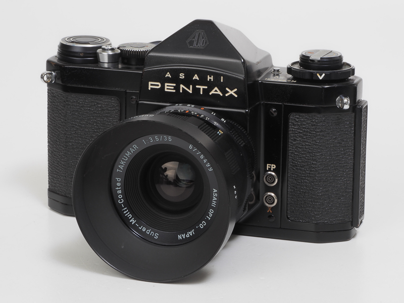PENTAX SV+smc TAKUMAR 35mm F3.5。森山大道さんの写真集「光と影」はほぼ全てこのセットで撮影されているはず。このセットで撮れば世界のモリヤマに近づける。セルフタイマーがフィルム巻き戻しクランクの位置にあるのがシビレますね。